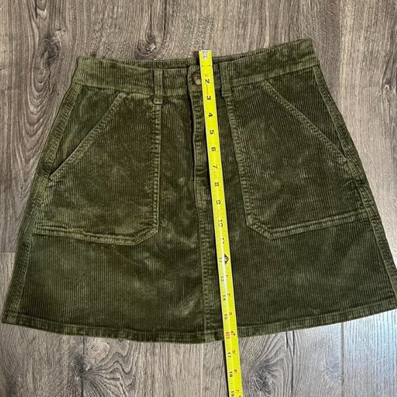 American Eagle Olive Green Corduroy Skirt Size 6 Y2K Hipster Boho 70’s look - Picture 3 of 7
